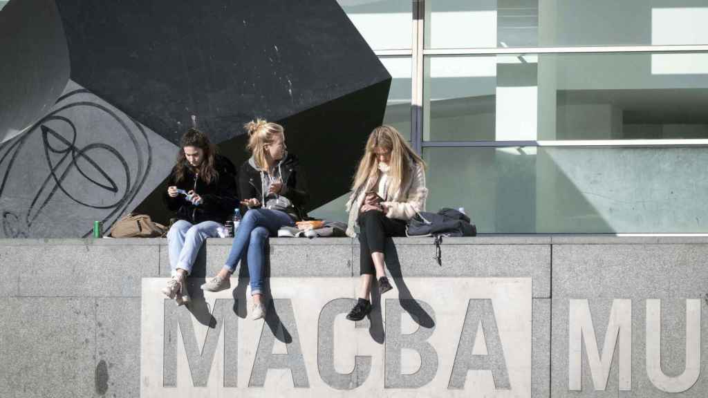 Algunas jóvenes a las puertas del MACBA / HUGO FERNÁNDEZ