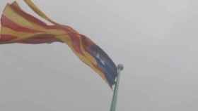 El mástil con la 'estelada', después de que el 'tabernés' haya sacado las tuercas con una llave inglesa