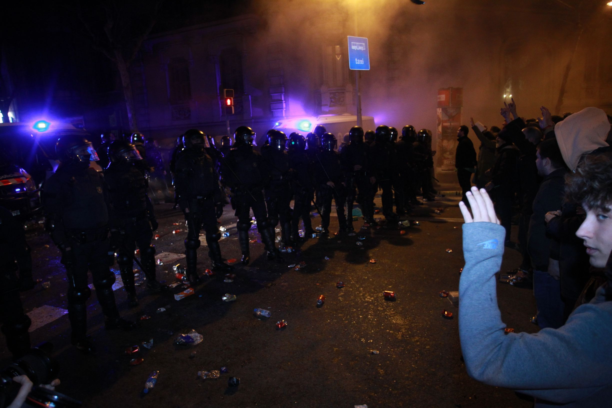 Un cordón policial frente a un grupo de manifestantes en el Eixample durante la protesta / HUGO FERNÁNDEZ