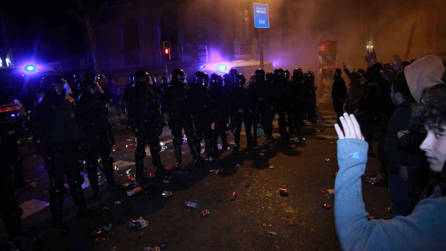 Agentes de los Mossos durante una concentración de manifestantes independentistas, que el 21D quieren cerrar los centros comerciales.