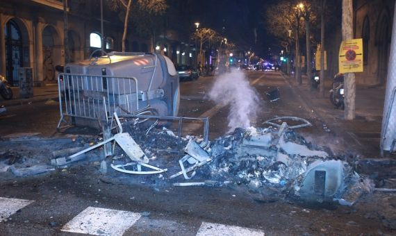 Una calle del Eixample cortada tras un incendio en el mobiliario urbano / HUGO FERNÁNDEZ