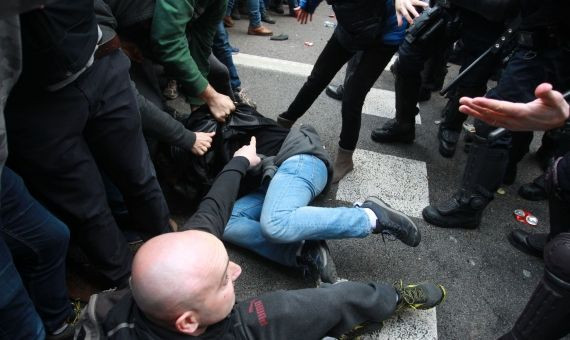 Manifestantes en el suelo, tras una de las cargas policiales por el arresto de Puigdemont / HUGO FERNÁNDEZ