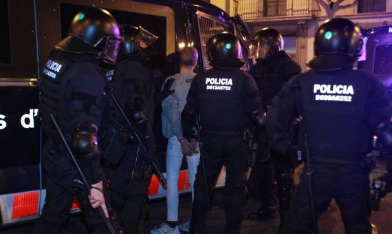 Arresto de un manifestante durante la protesta por el arresto de Puigdemont / HUGO FERNÁNDEZ