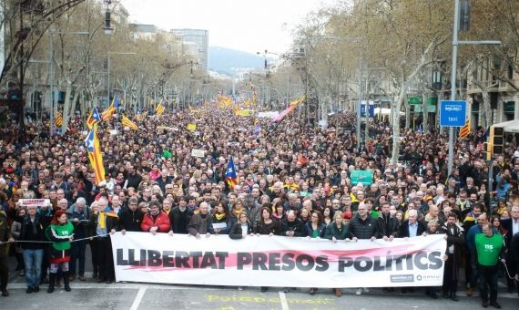 Cabecera de la manifestación por Puigdemont, en el paseo de Gràcia de BCN / HUGO FERNÁNDEZ