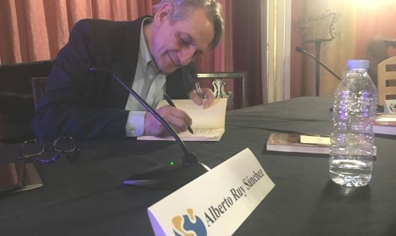 El autor de 'Los sueños de la serpiente' dedicando sus libros en el Reial Cercle Artístic / A.O.