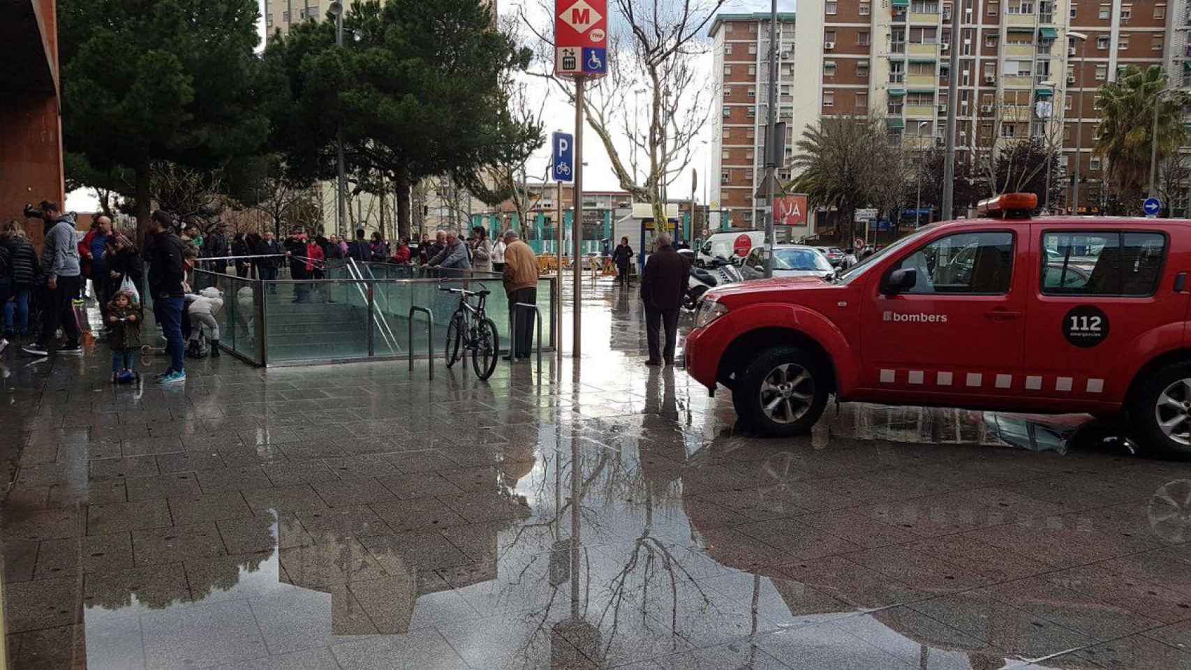 Estación de metro de Gavarra de la L5 que ha sido desalojada por un incendio, según los Bomberos de la Generalitat / TWITTER