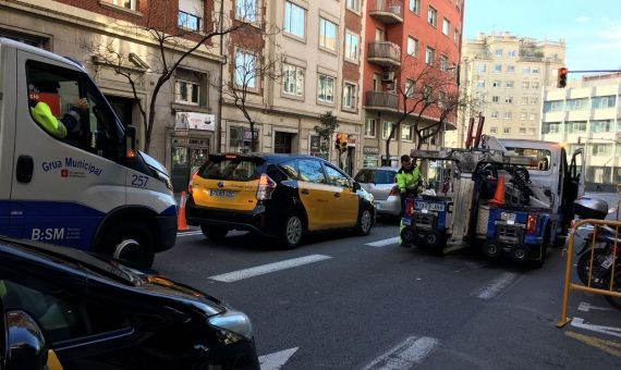 Varias grúas municipales han retirado coches que molestaban en las obras / MIKI