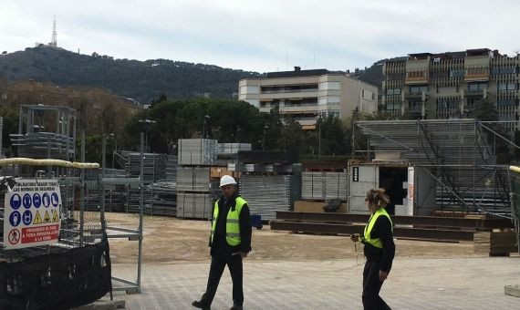 Operarios de la empresa constructora, en la entrada del recinto / MIKI