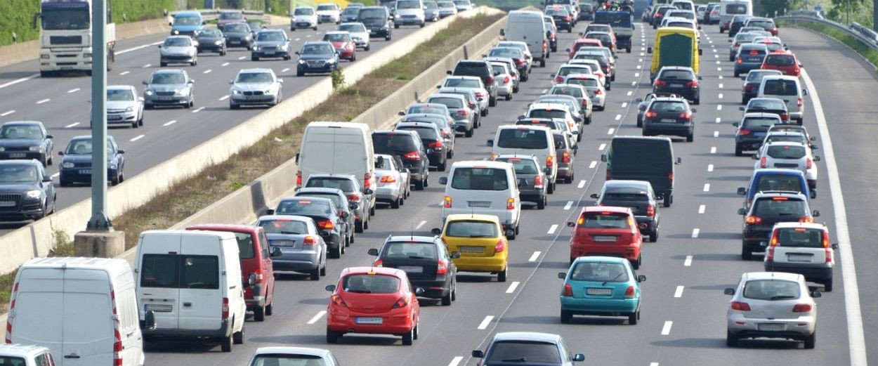 Colas kilométricas de coches durante una operación salida en Barcelona / MP