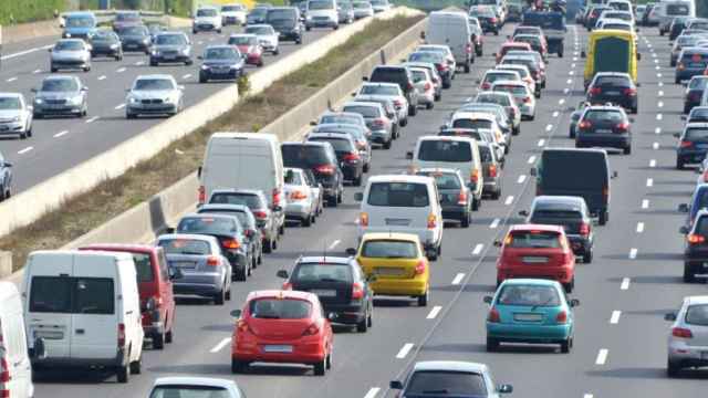 Colas kilométricas de coches durante una operación salida en Barcelona / MP