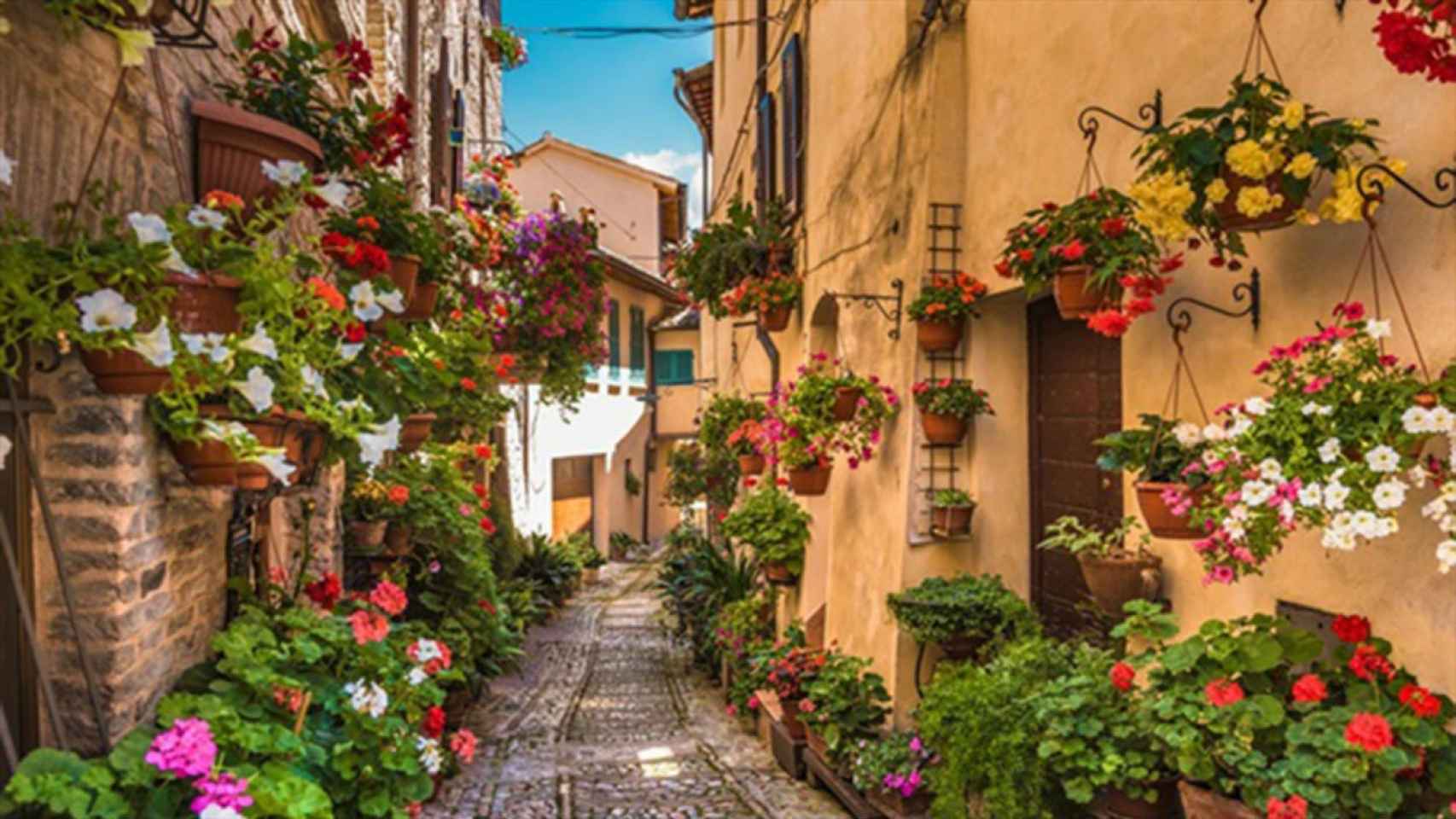 El Poble Espanyol dio la bienvenida a la primavera con el emblemático festival 'De flor en flor'