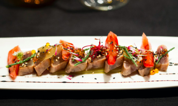 Tataki de atún con fresones y flores elaborado por A.Clavijo / H.F. 