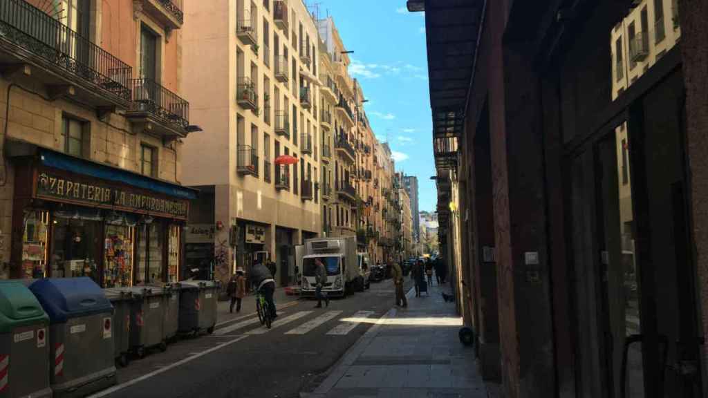 La calle Nou de la Rambla es uno de los ejes comerciales del Raval / CR