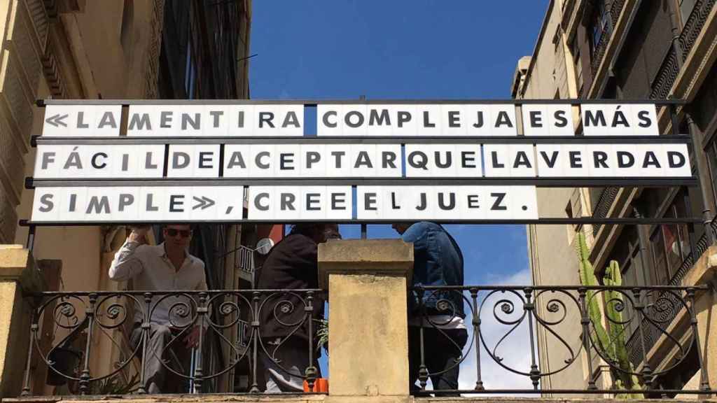 Miembros del equipo de Malpaso (José Monfort, a la izquierda) posan en la terraza donde semanalmente se colocan frases que hacen pensar, en plena Gran Via barcelonesa / MIKI