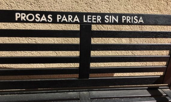 Un banco personalizado para quienes aman la lectura / MIKI