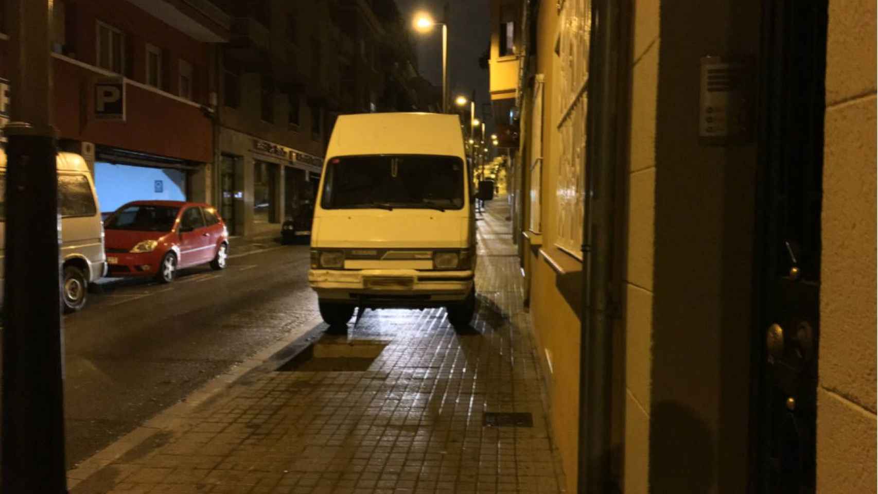 Una furgoneta completamente subida en la acera impidiendo el paso normal a los peatones