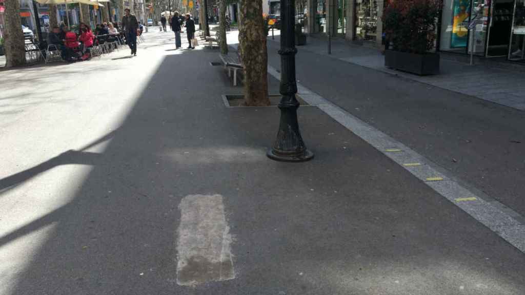 Hueco tapado en la rambla del Poblenou tras el robo de las placas / CR