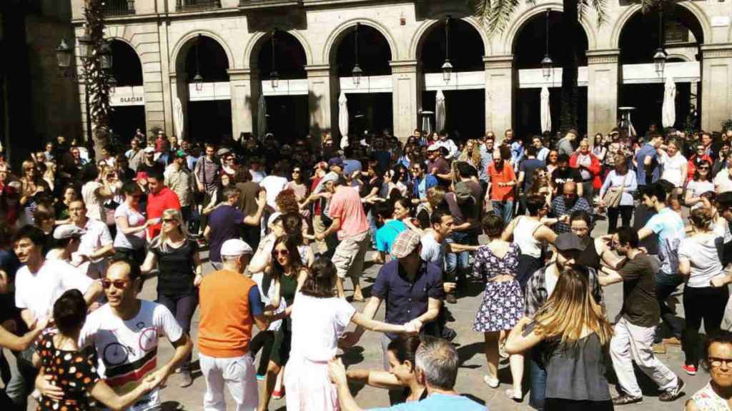 La plaza Reial se llenará de amantes del baile el lunes de Pascua / Barswingona