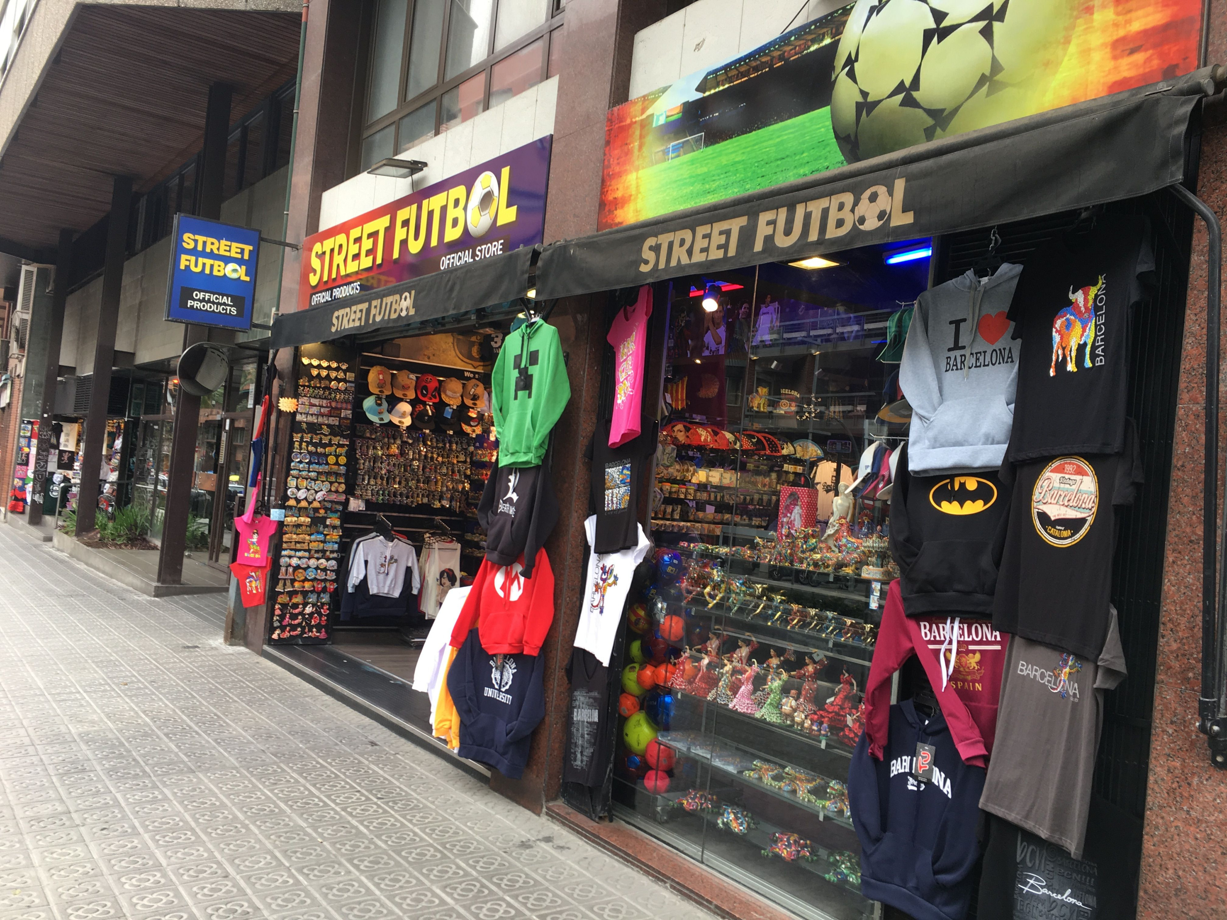 Una de las tiendas que venden souvenirs en la zona del Park Güell / P.B.