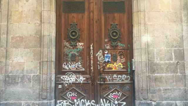 Puerta con grafitis en el Raval