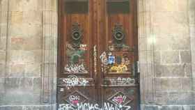 Puerta con grafitis en el Raval