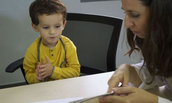 Los niños juegan y hablan con los doctores como amigos / Quirónsalud