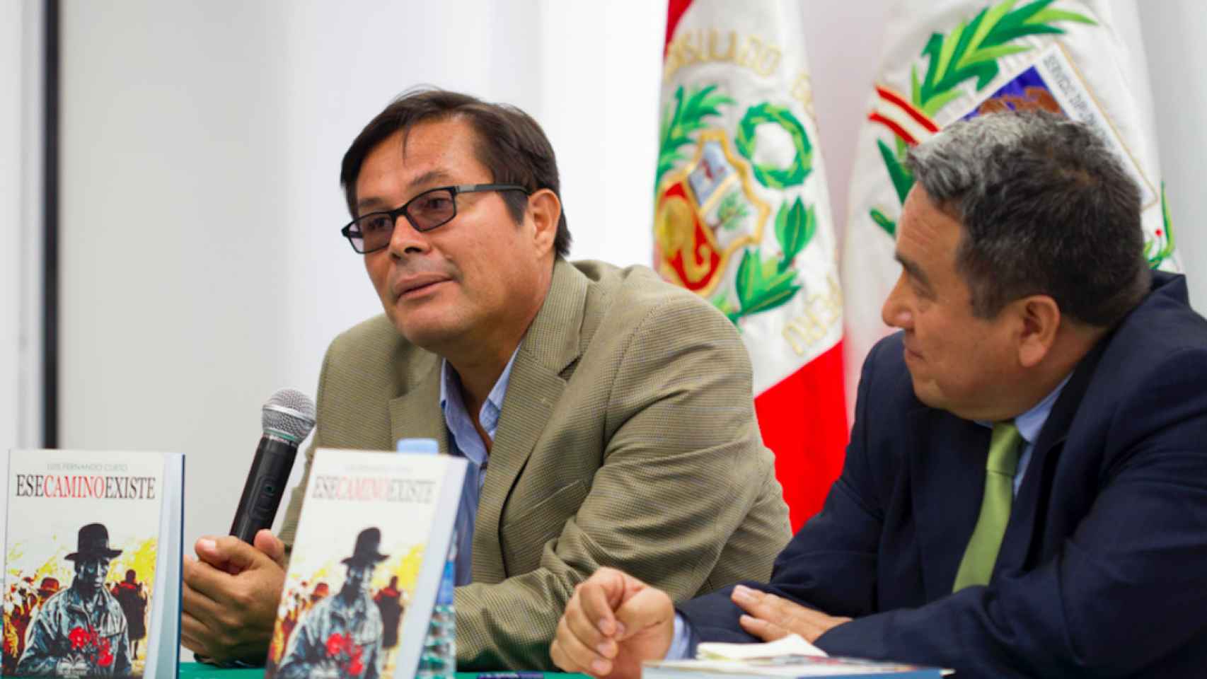 Fernando Cueto en la presentación de su novela en Barcelona / HUGO FERNÁNDEZ