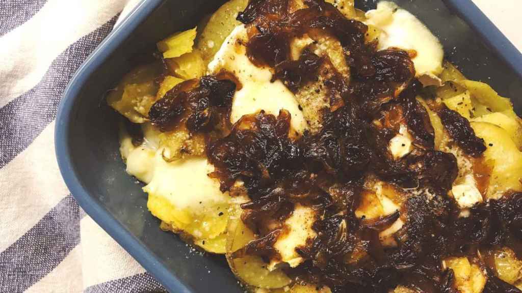 Patatas con queso Brie y cebolla caramelizada