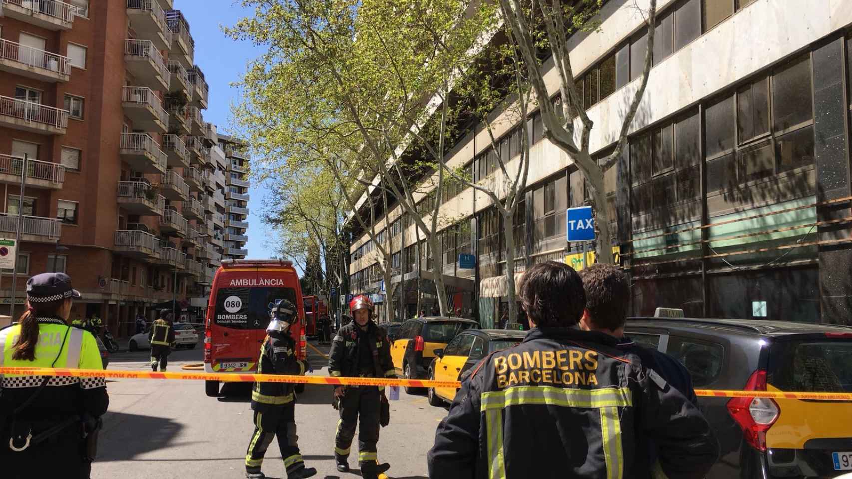 Los bomberos trabajan para extinguir el fuego / MIKI