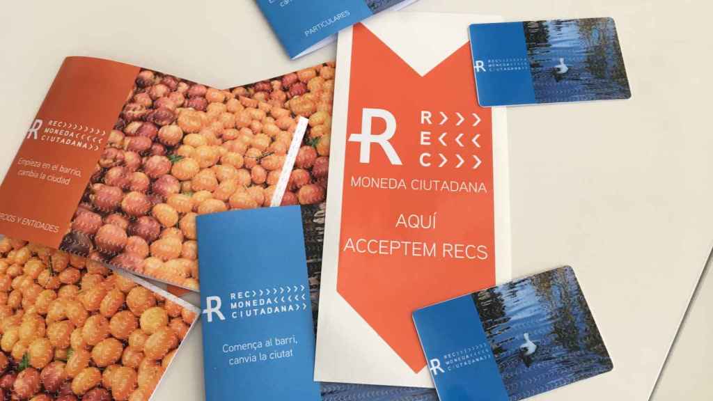 Folletos promocionales, distintivos y tarjetas del rec,  la moneda virtual del Eix Besòs que empezará a circular el próximo mes de mayo / XAVIER ADELL