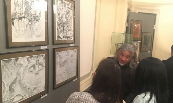 Daniel Márquez mostrando sus obras a los visitantes / A.O.