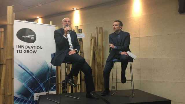 Carlos Grau, CEO de Mobile World Capital Barcelona, y Sergi Vicente, director de Betevé, durante el coloquio posterior a la conferencia del primero / MIKI