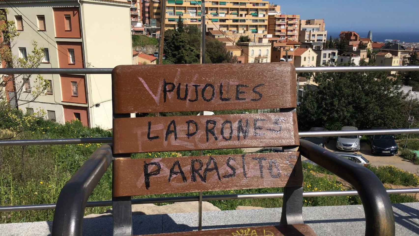 Una silla con vistas a Barcelona, en la zona del Park Güell.