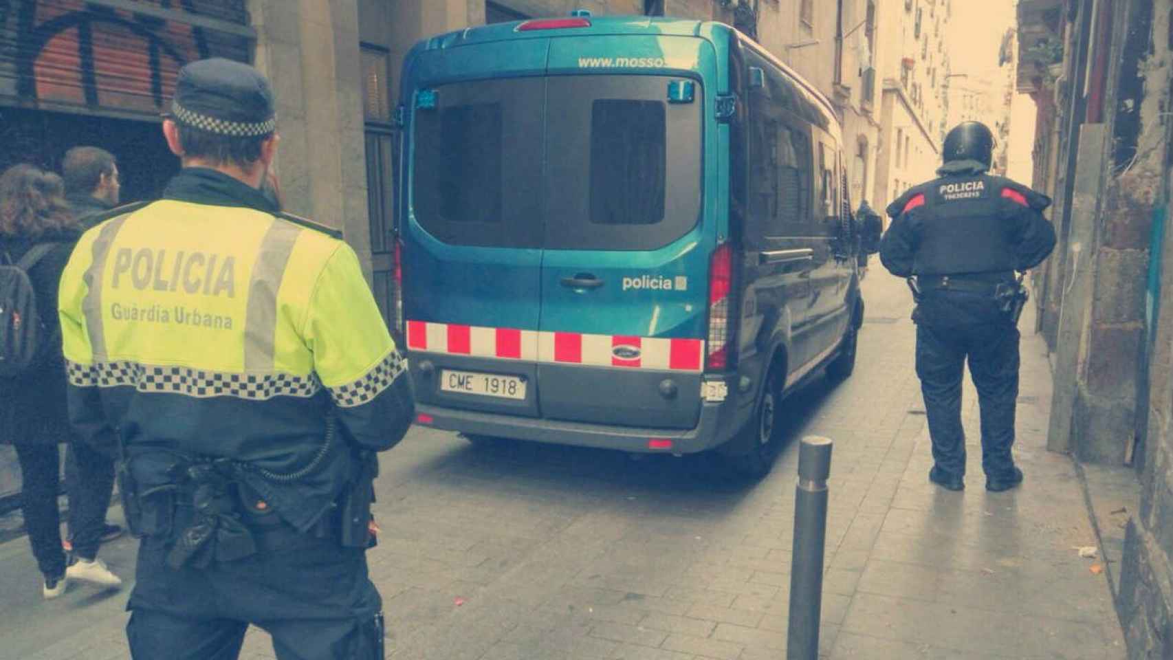 Guàrdia Urbana y Mossos constatan un aumento de los delitos en todos los distritos / Mossos