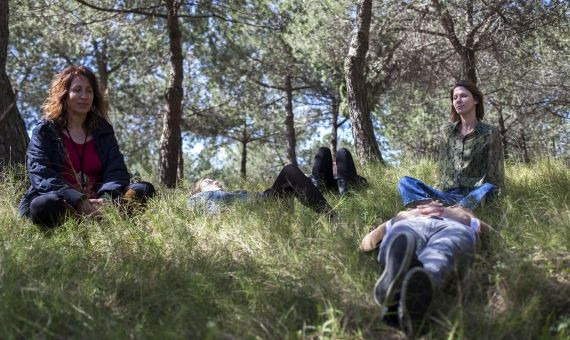 Un momento durante la meditación con Lavrijsen en Collserola / HUGO FERNÁNDEZ