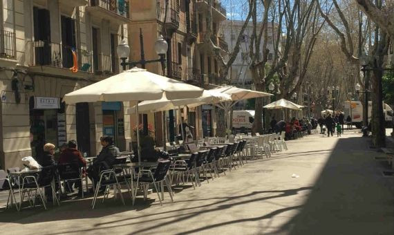 Las terrazas son un lugar de encuentro en la popular rambla / CR