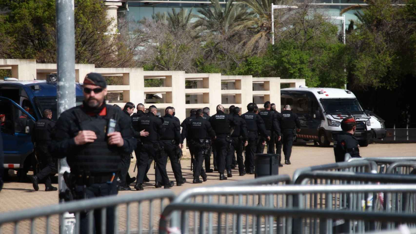 Un dispositivo policial en una imagen de archivo / HUGO FERNÁNDEZ