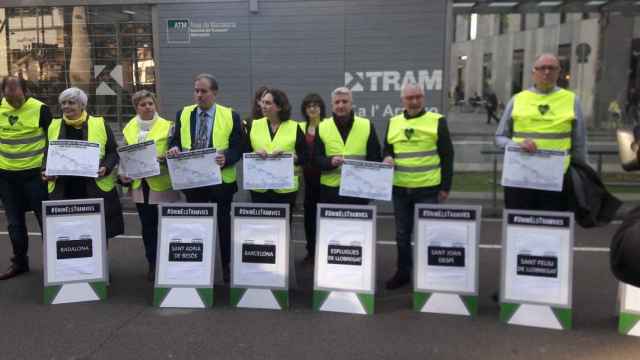 Los alcades y ediles de cinco municipios metropolitanos lucen chalecos amarillos y pancartas para reivindicar el tranvía de la Diagonal