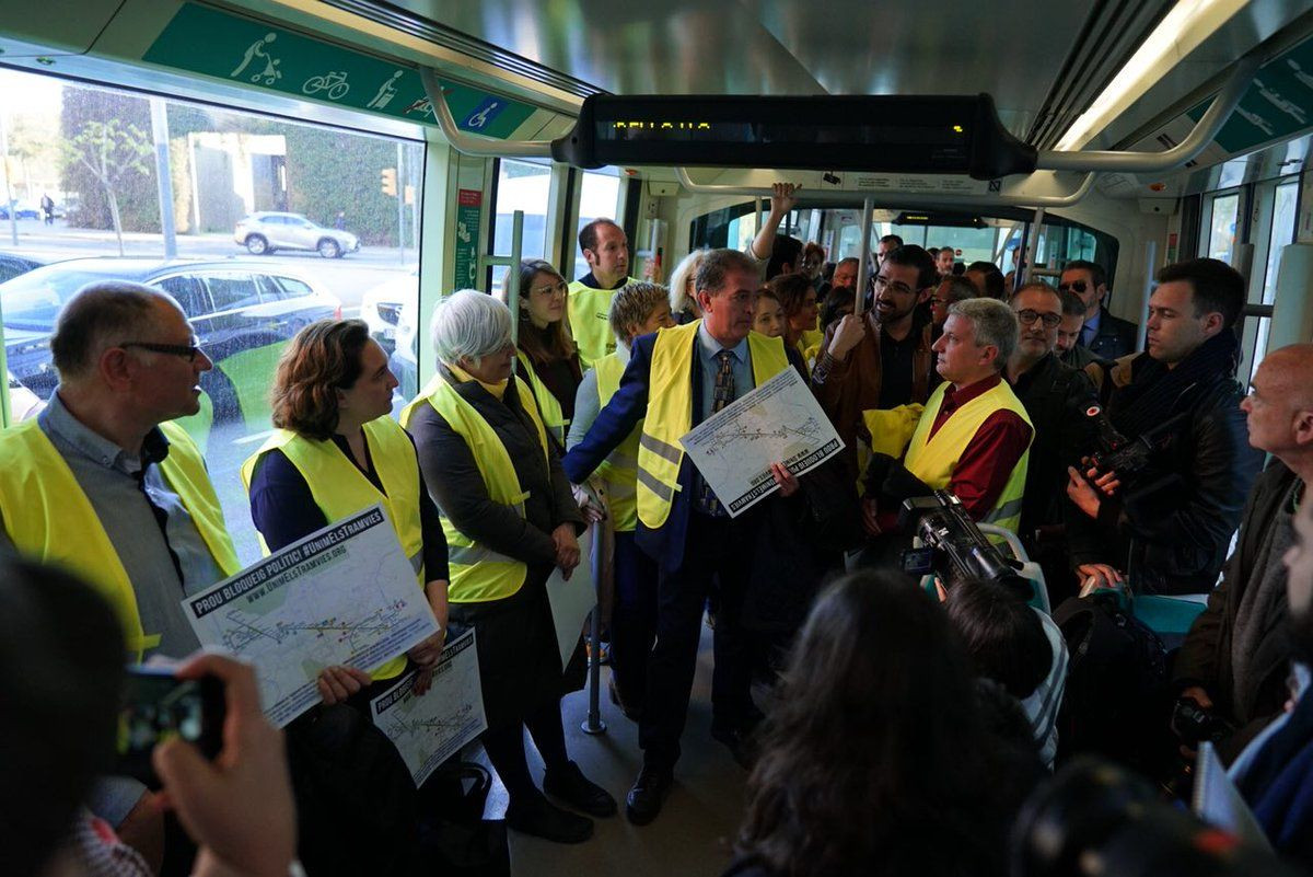 Alcaldes y concejales metropolitanos durante el viaje en el Trambesòs