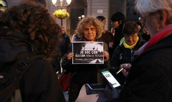 Una manifestante, con un cartel alegórico a la concentración / HUGO FERNÁNDEZ