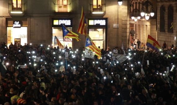 Los manifestantes han hecho uso de sus móviles para protestar / HUGO FERNÁNDEZ