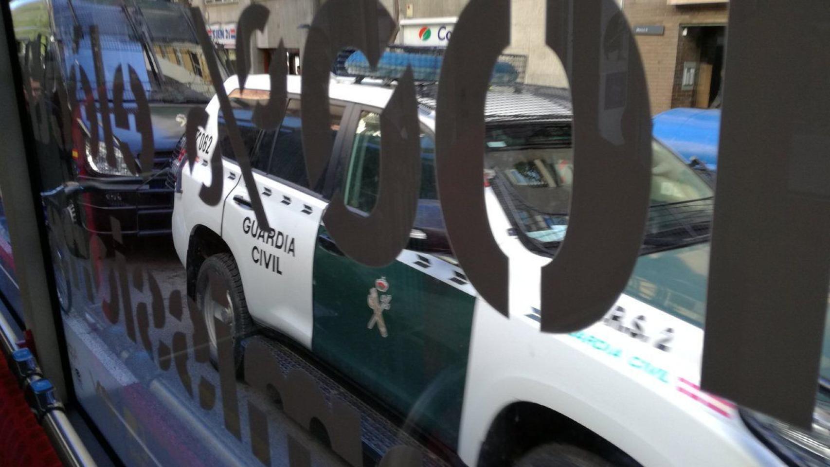 Un vehículo de la Guàrdia Civil, hace unos días en la calle Manso de Barcelona / TWITTER JOAN PORTABELLA