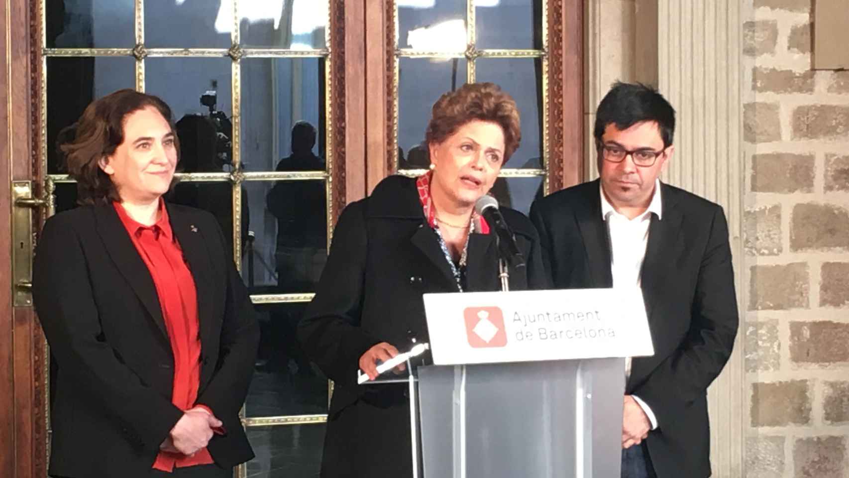 Dilma Rousseff en su visita a Barcelona acompañada de la alcaldesa, Ada Colau y Gerardo Pisarello / A.O.