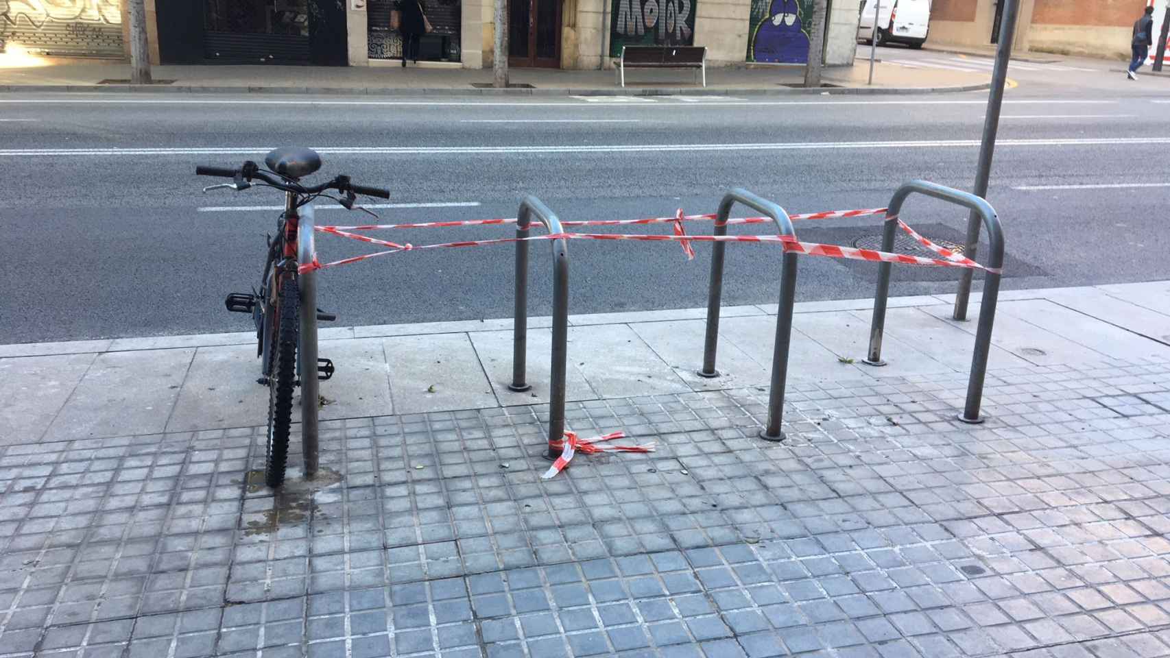 Espacio para aparcar bicis que sustituye una parada de autobús que no llegó a estrenarse