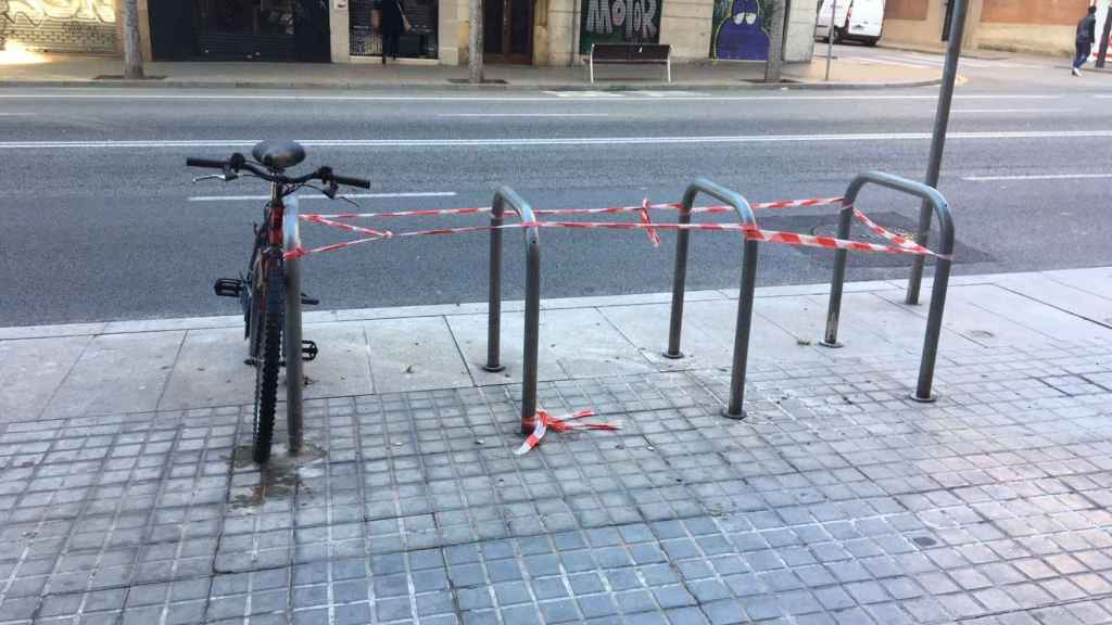 Espacio para aparcar bicis que sustituye una parada de autobús que no llegó a estrenarse