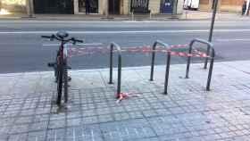 Espacio para aparcar bicis que sustituye una parada de autobús que no llegó a estrenarse