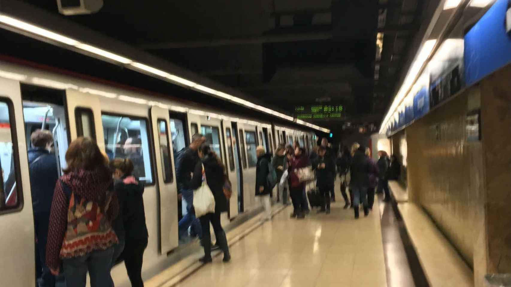 Pasajeros subiendo al convoy del Metro / CR