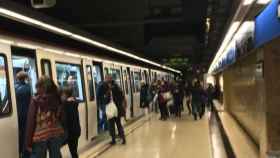 Pasajeros subiendo al convoy del Metro / CR