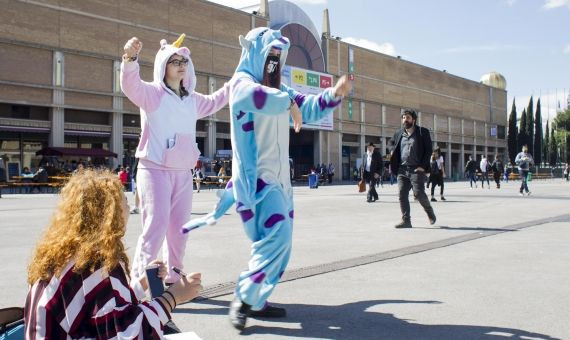 Estudiantes bailando K-pop en el Salón del Cómic | HUGO FERNÁNDEZ