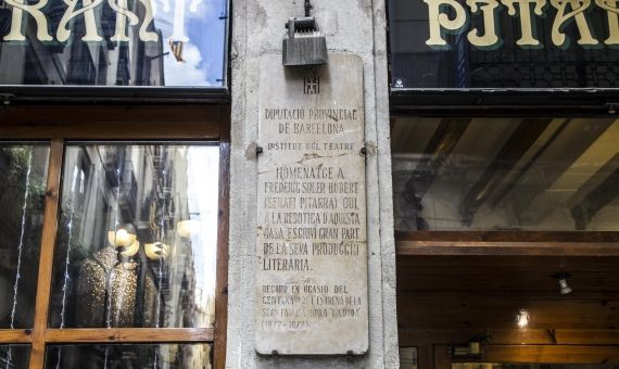 Fachada exterior del Pitarra, con una placa en recuerdo del autor / HUGO FERNÁNDEZ